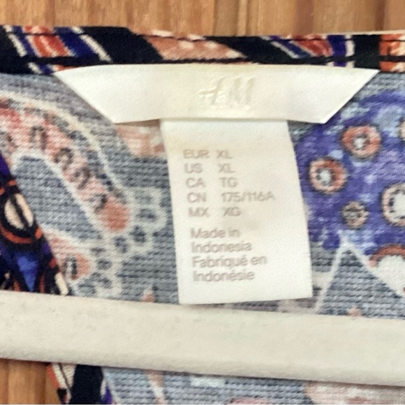 H&M summer dress with peek a boo back! Very cute and flirty! - Picture 4 of 4